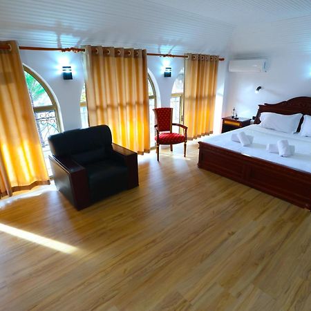 Vila Alizee Hotel Тирана Екстериор снимка