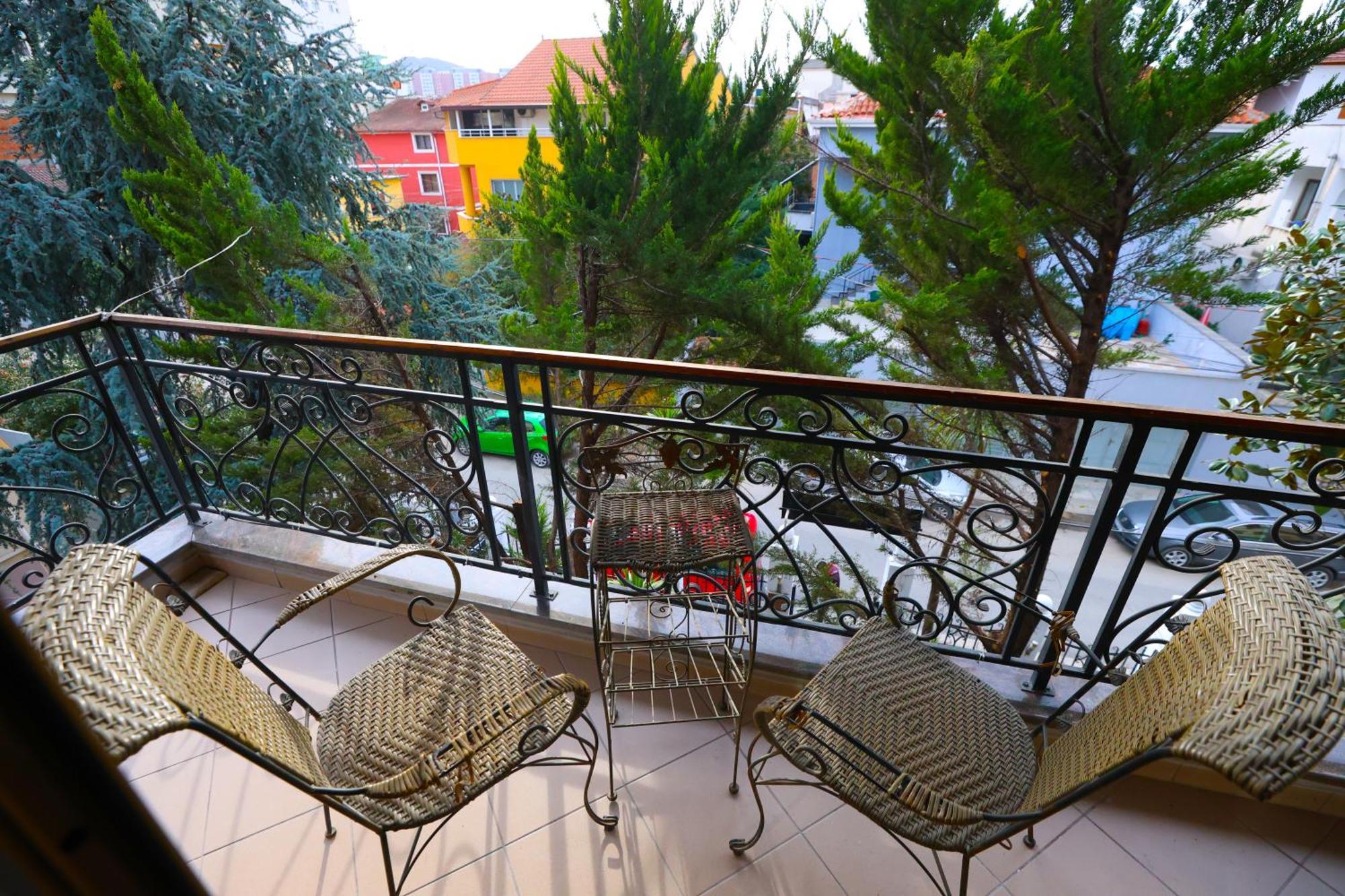 Vila Alizee Hotel Тирана Екстериор снимка