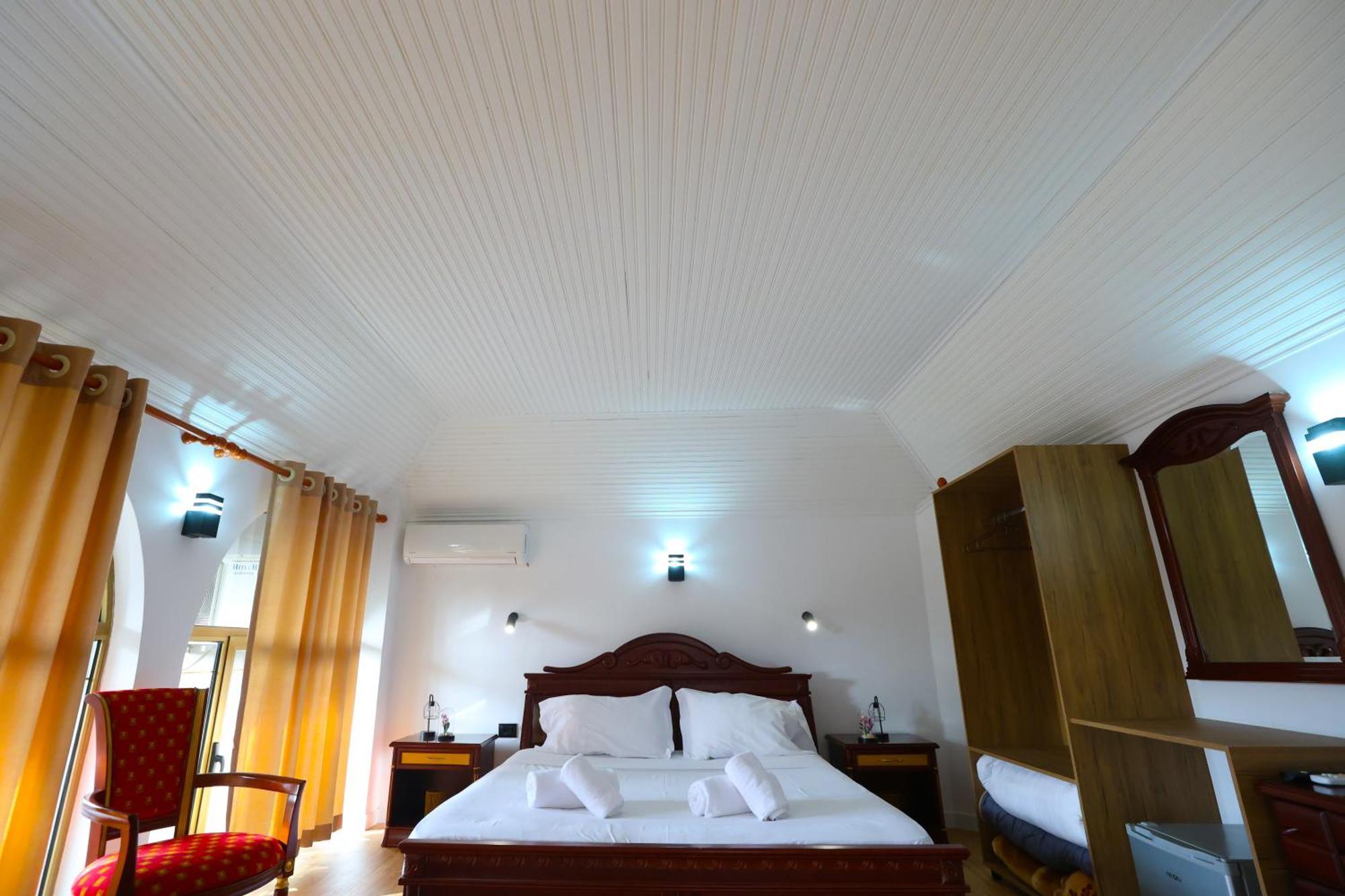 Vila Alizee Hotel Тирана Екстериор снимка