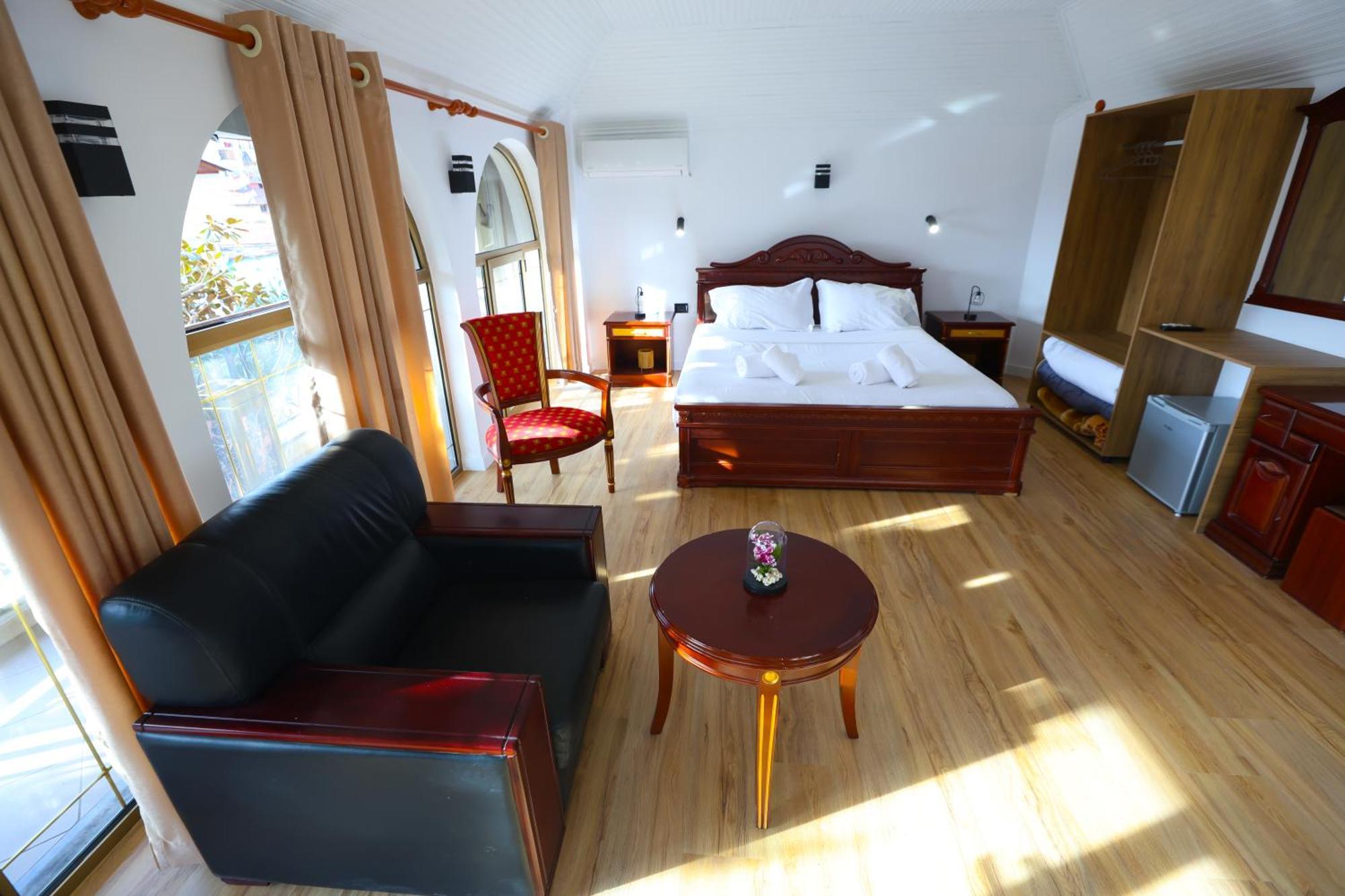 Vila Alizee Hotel Тирана Екстериор снимка
