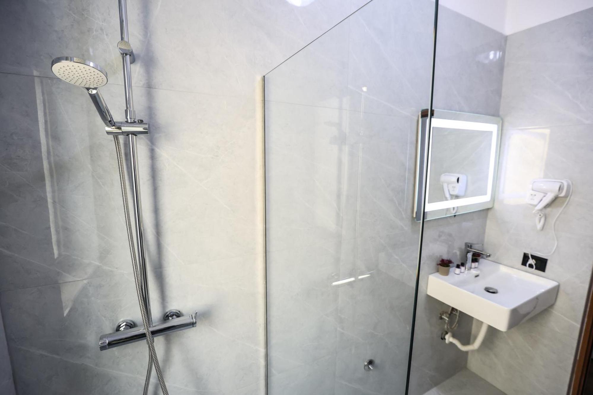 Vila Alizee Hotel Тирана Екстериор снимка