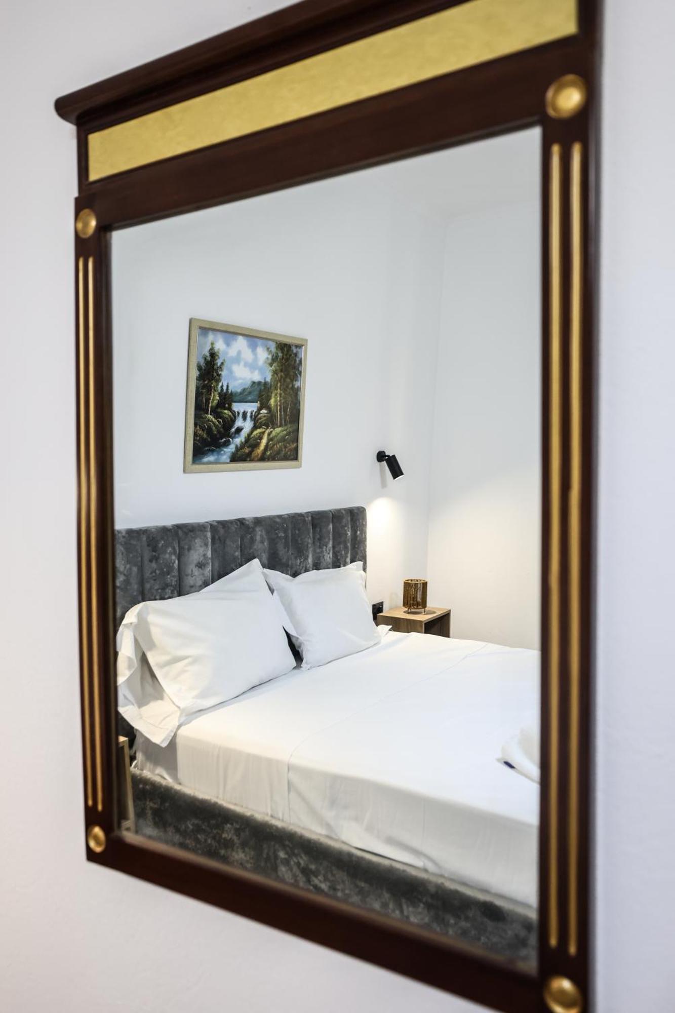 Vila Alizee Hotel Тирана Екстериор снимка