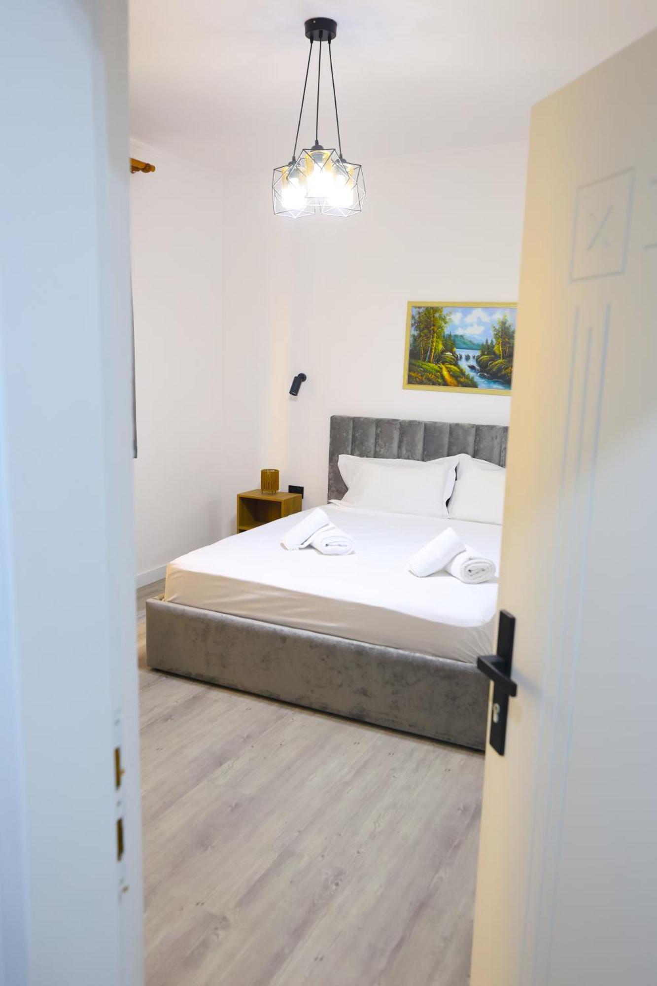 Vila Alizee Hotel Тирана Екстериор снимка