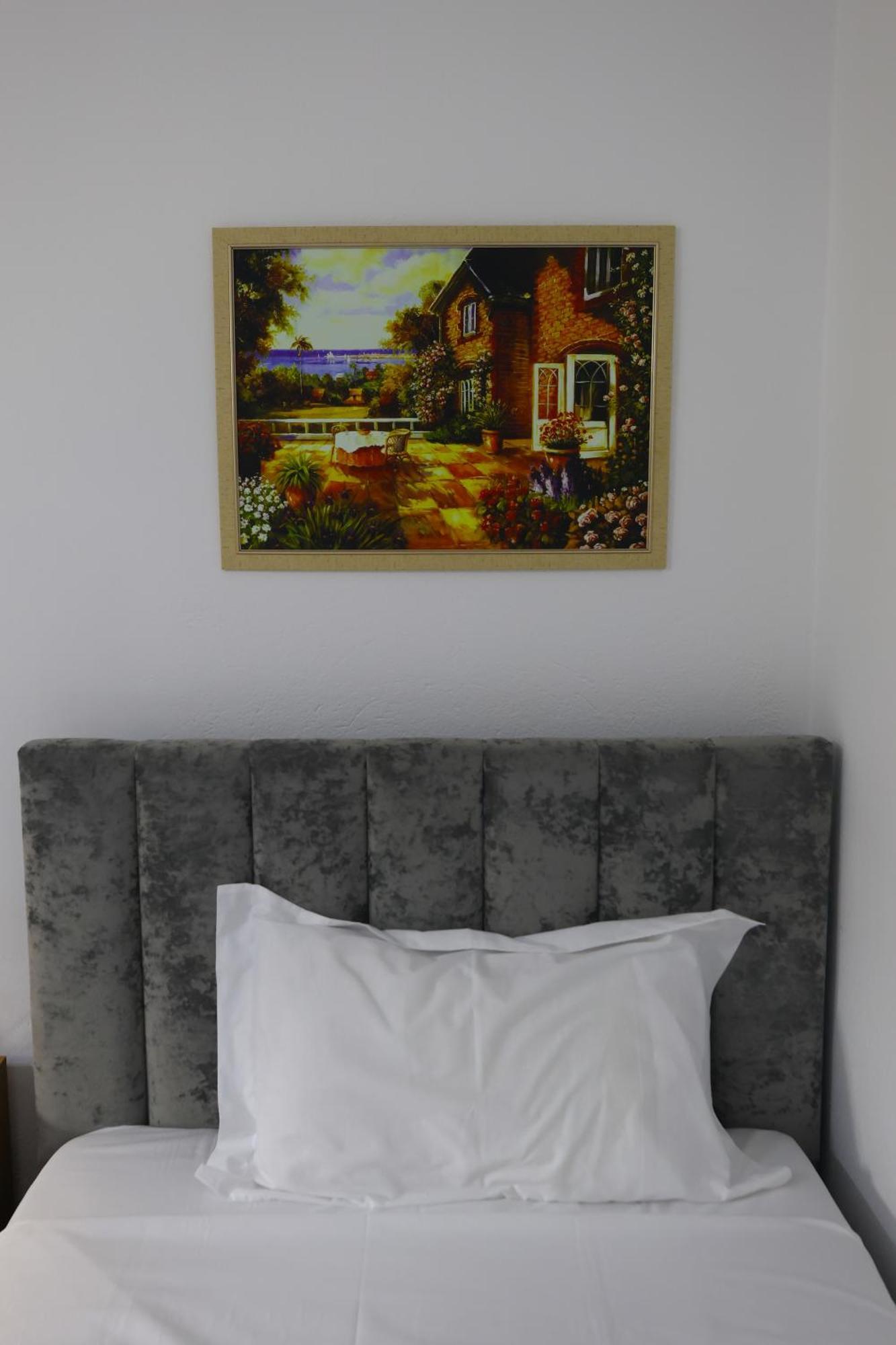 Vila Alizee Hotel Тирана Екстериор снимка
