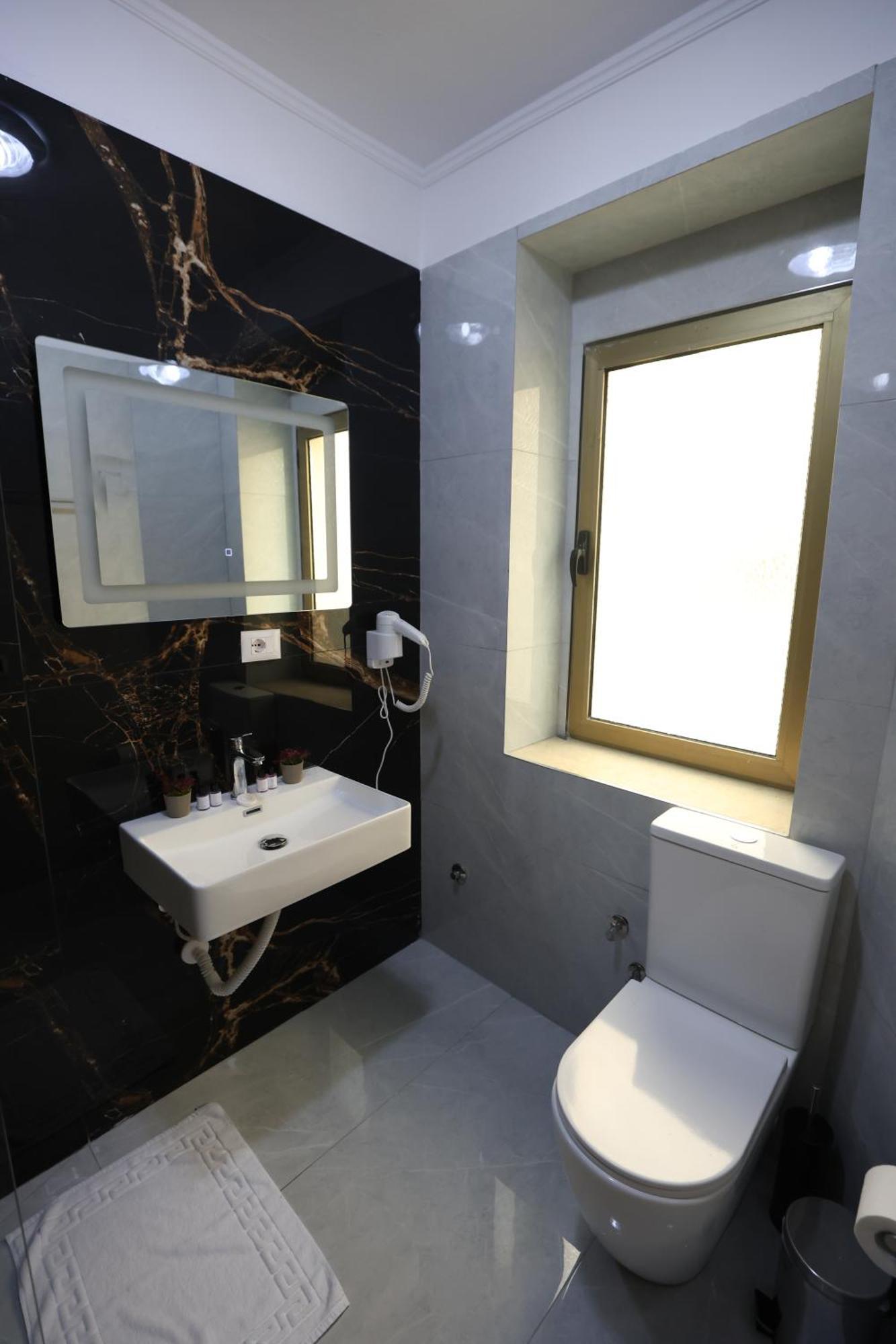 Vila Alizee Hotel Тирана Екстериор снимка