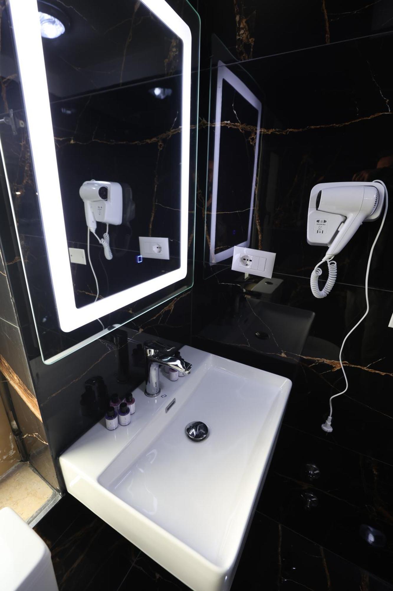 Vila Alizee Hotel Тирана Екстериор снимка